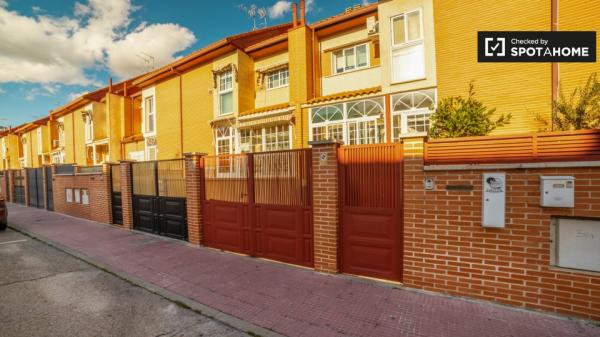 Se alquila habitación en casa de 3 habitaciones en Alcalá De Henares