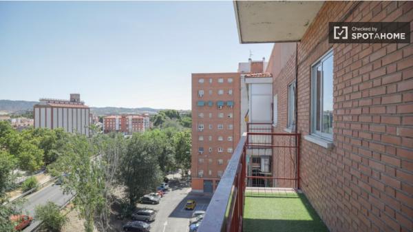 Aluga-se quartos em apartamento de 4 quartos em Alcalá de Henares!