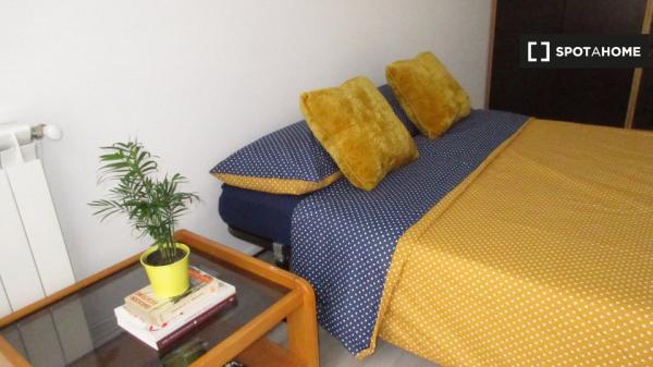 Room for rent in 3-bedroom apartment in Santander