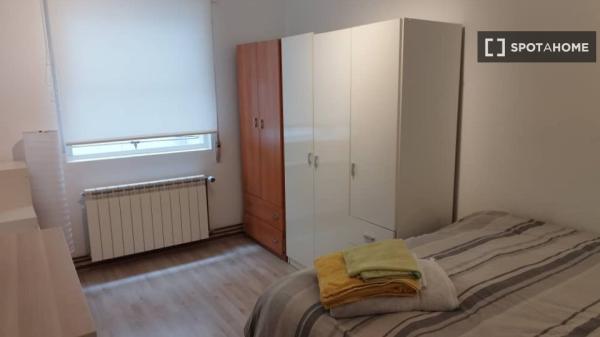 Room for rent in 3-bedroom apartment in Santander