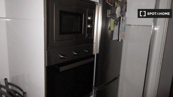 Room for rent in 3-bedroom apartment in Santander