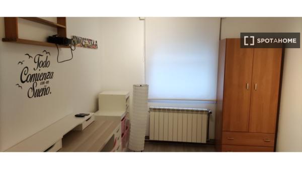 Room for rent in 3-bedroom apartment in Santander