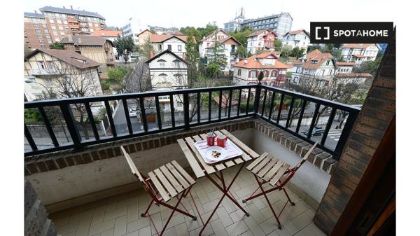 Se alquila habitación en piso de 4 habitaciones en Bilbao