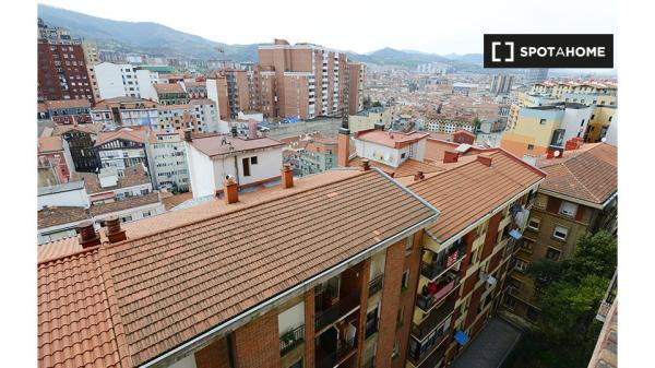 Se alquila habitación en piso de 4 habitaciones en Bilbao