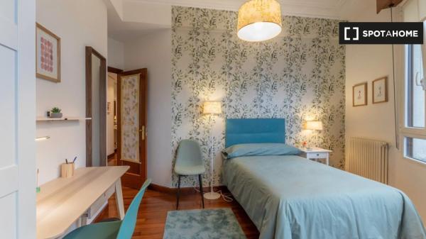 Stanza in affitto in appartamento con 4 camere da letto a Bilbao