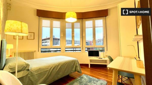 Room for rent in 4-bedroom apartment in Bilbao