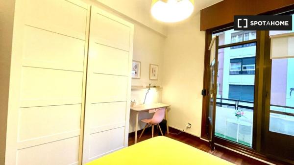 Room for rent in 4-bedroom apartment in Bilbao