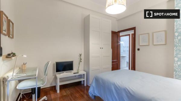 Quarto para alugar em apartamento de 4 quartos em Bilbau