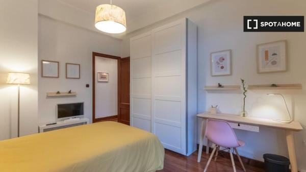 Room for rent in 4-bedroom apartment in Bilbao