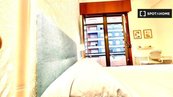 Room for rent in 4-bedroom apartment in Bilbao