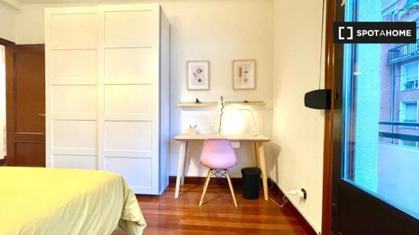 Stanza in affitto in appartamento con 4 camere da letto a Bilbao