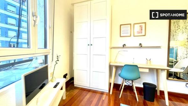 Room for rent in 4-bedroom apartment in Bilbao