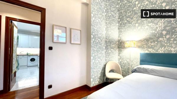 Room for rent in 4-bedroom apartment in Bilbao