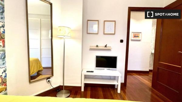 Room for rent in 4-bedroom apartment in Bilbao