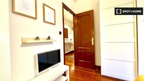 Room for rent in 4-bedroom apartment in Bilbao