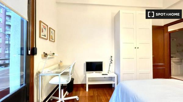 Stanza in affitto in appartamento con 4 camere da letto a Bilbao