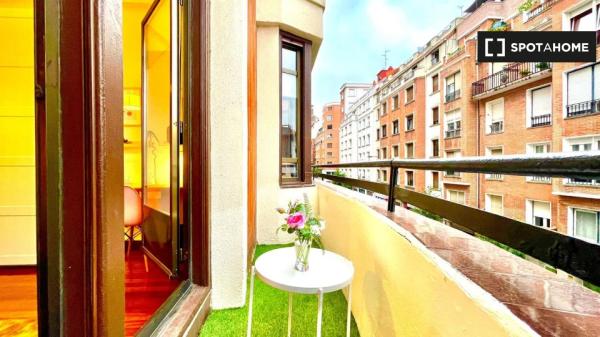 Room for rent in 4-bedroom apartment in Bilbao