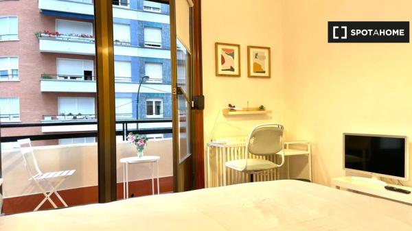 Stanza in affitto in appartamento con 4 camere da letto a Bilbao