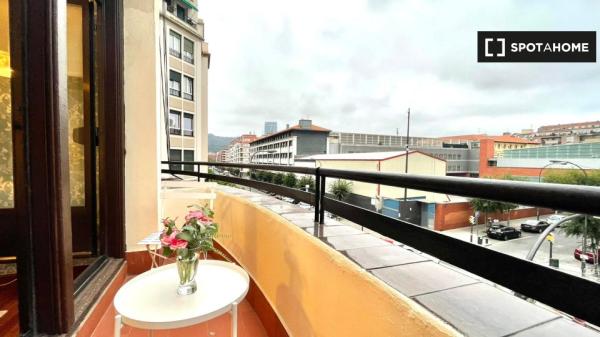 Room for rent in 4-bedroom apartment in Bilbao