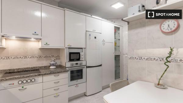 Quarto para alugar em apartamento de 4 quartos em Bilbau