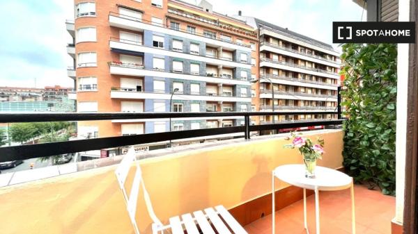 Room for rent in 4-bedroom apartment in Bilbao