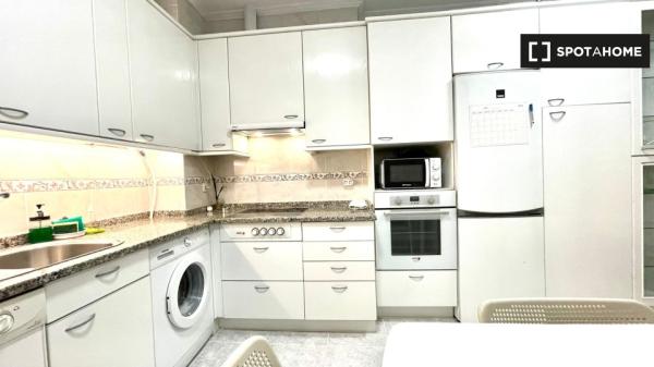 Quarto para alugar em apartamento de 4 quartos em Bilbau