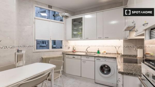 Room for rent in 4-bedroom apartment in Bilbao