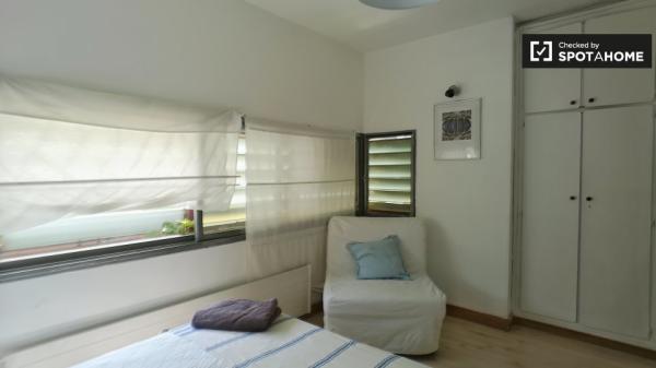 Amplia habitación en apartamento en Sarrià-Sant Gervasi, Barcelona