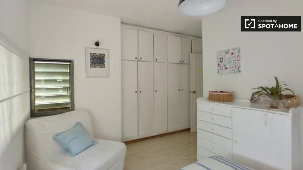 Amplia habitación en apartamento en Sarrià-Sant Gervasi, Barcelona