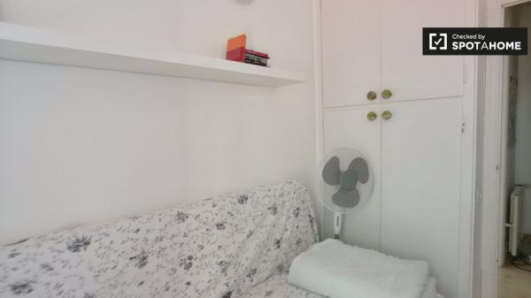 Amplia habitación en apartamento en Sarrià-Sant Gervasi, Barcelona