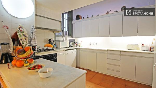 Amplia habitación en apartamento en Sarrià-Sant Gervasi, Barcelona