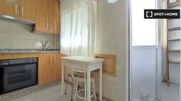 Se alquila habitación en piso de 3 dormitorios en Salamanca