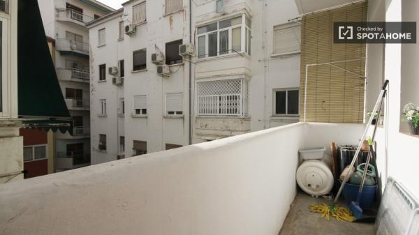 Habitación luminosa en piso compartido en Ronda, Granada