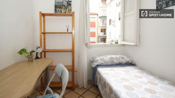 Habitación soleada en piso compartido en Ronda, Granada