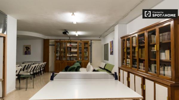 Se alquila habitación en residencia en Granada