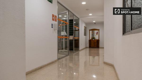 Se alquila habitación en residencia en Granada