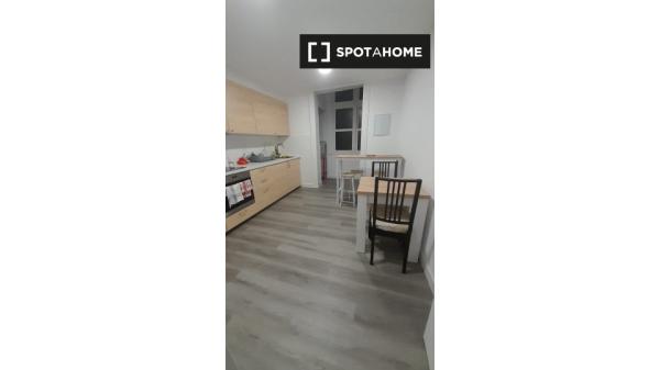 Se alquila habitación en piso de 3 dormitorios en Atxuri, Bilbao