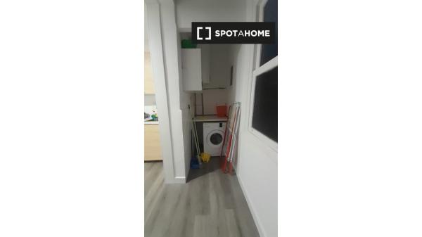 Se alquila habitación en piso de 3 dormitorios en Atxuri, Bilbao