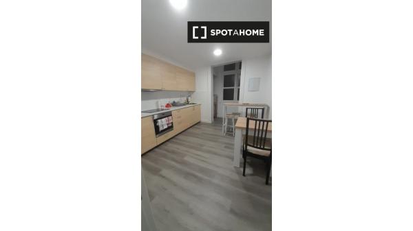 Se alquila habitación en piso de 3 dormitorios en Atxuri, Bilbao