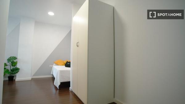 Habitación individual con baño privado. Zaragoza