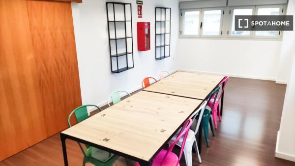 Habitación individual con baño privado y cocina compartida. Zárago