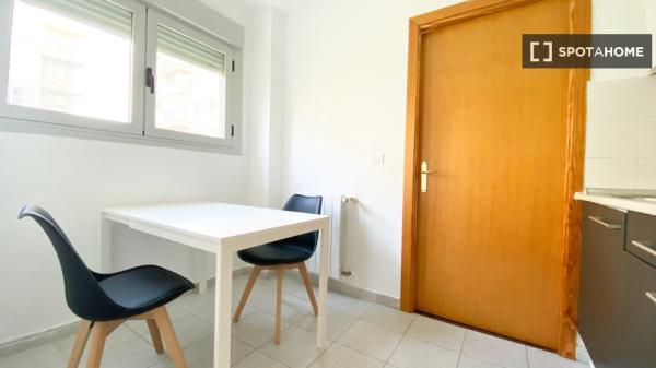 Habitación individual con baño privado y cocina compartida. Zárago