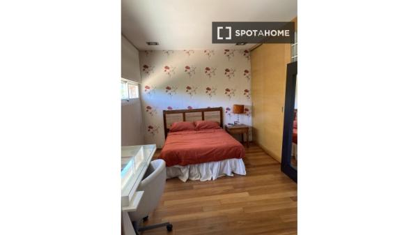 Room for rent in 5-bedroom house in Sevilla