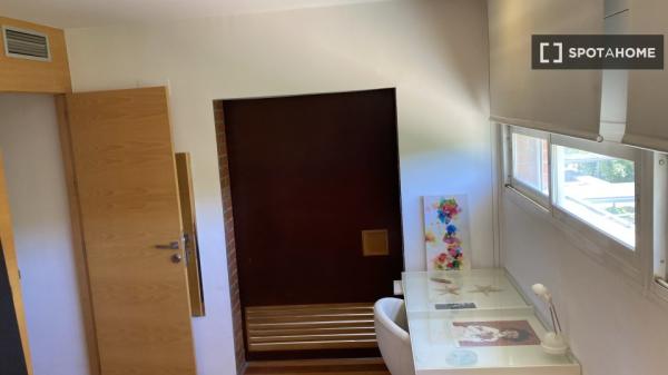 Room for rent in 5-bedroom house in Sevilla