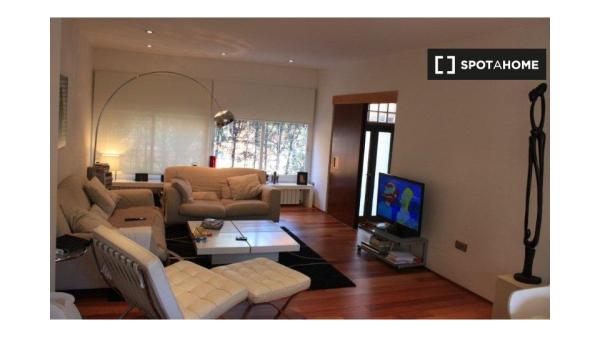 Room for rent in 5-bedroom house in Sevilla