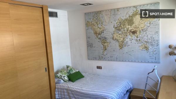 Alugo quarto em casa de 5 quartos em Sevilha