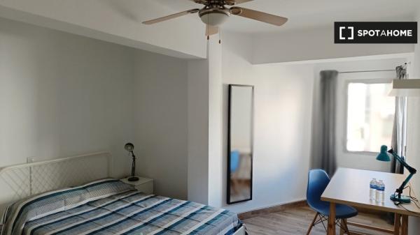 Alquiler de habitaciones en piso de 3 dormitorios en Almería