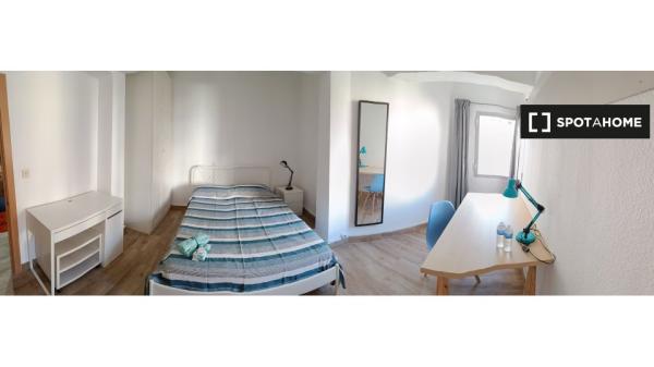 Alquiler de habitaciones en piso de 3 dormitorios en Almería