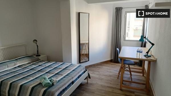 Alquiler de habitaciones en piso de 3 dormitorios en Almería