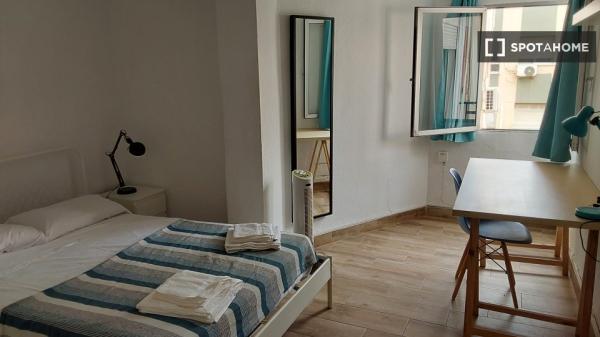 Alquiler de habitaciones en piso de 3 dormitorios en Almería